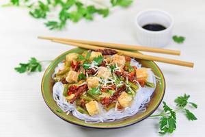 Rice noodles with vegetables and tofu_1 Rice noodles with vegetables and tofu_1